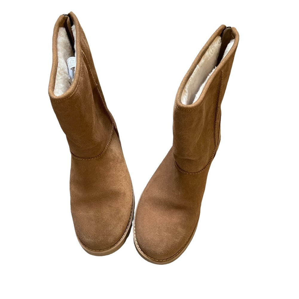 UGG classic short zip bot in practically brand new condition with dust bag.